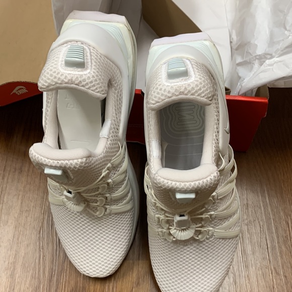 Women’s Nike shoe- white - Picture 4 of 9